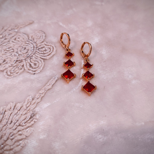 گوشواره زنانه استیل نگین یاقوتی طرح سه لوزی پله ای کد 8750