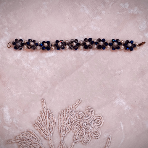 دستبند زنانه نگین کریستالی رنگ ثابت طرح گل سرمه ای قفل دار از نوع طوطی کد 3377
